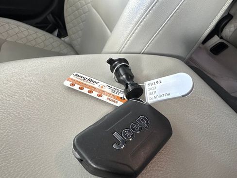 Used 2022 Jeep Gladiator Overland AWD/4WD image 3
