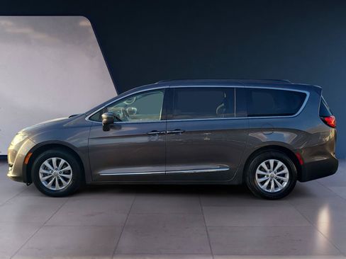 Used 2017 Chrysler Pacifica Touring-L FWD image 2