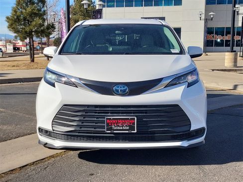 Used 2023 Toyota Sienna LE image 9