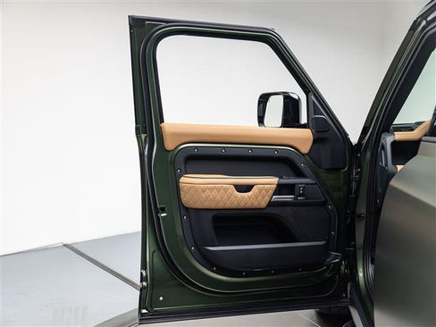 Used 2026 Land Rover Defender 110 X-Dynamic SE AWD/4WD image 24