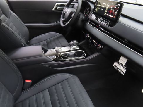 New 2025 Mitsubishi Outlander SE image 24