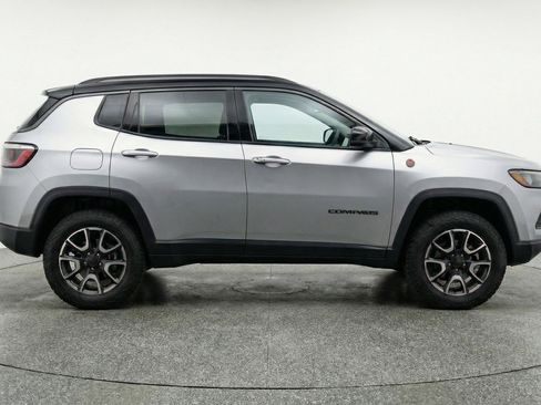 Used 2025 Jeep Compass Trailhawk image 11