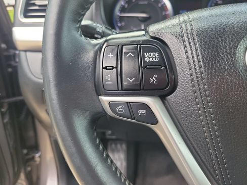 Used 2016 Toyota Highlander Plus FWD image 19