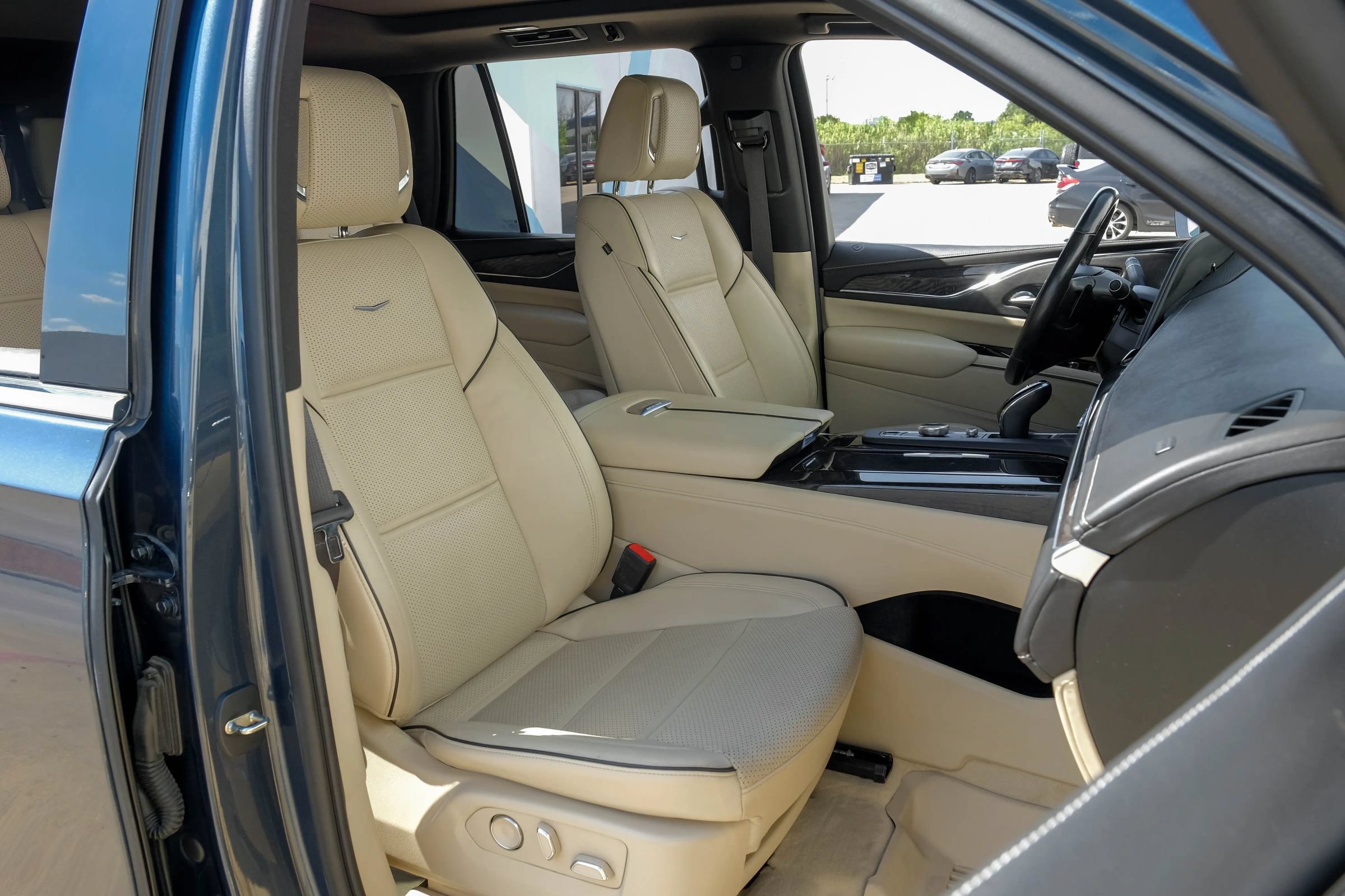 Used 2021 Cadillac Escalade Premium Luxury w/ Driver Assist Tech Package AWD/4WD image 38