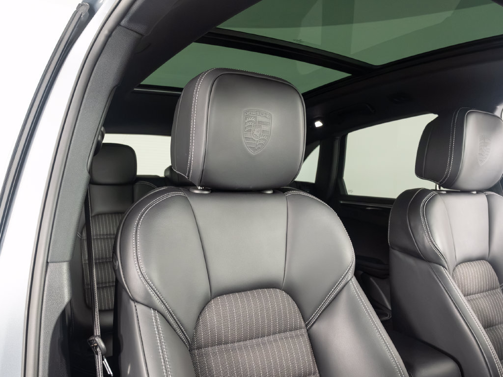 Certified 2026 Porsche Macan Turbo AWD/4WD image 40