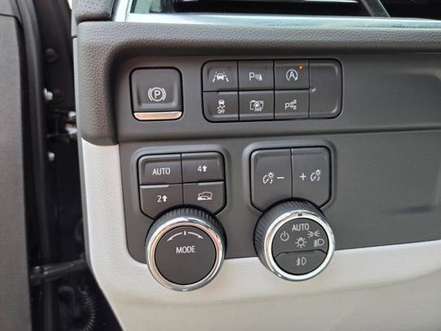 Used 2025 Chevrolet Suburban Premier AWD/4WD image 12
