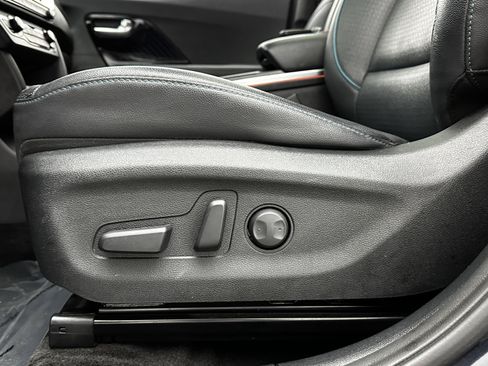 Used 2022 Kia Niro EX Premium image 13