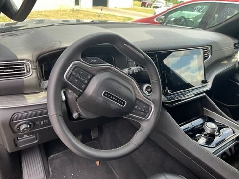 Used 2024 Jeep Wagoneer L Series II w/ Flexible Seating Group AWD/4WD image 11