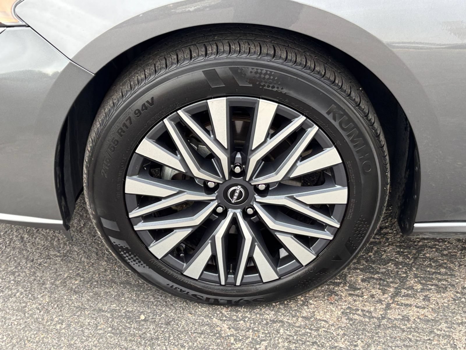 Used 2025 Nissan Altima 2.5 SV FWD image 30
