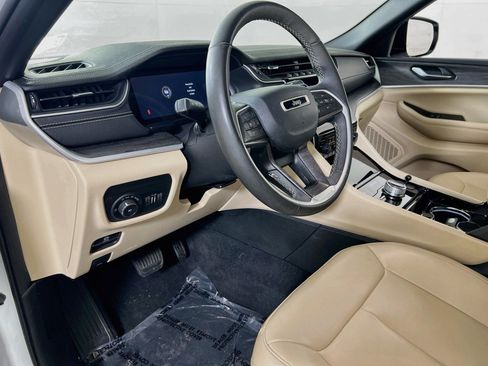 Used 2023 Jeep Grand Cherokee L Limited AWD/4WD image 9