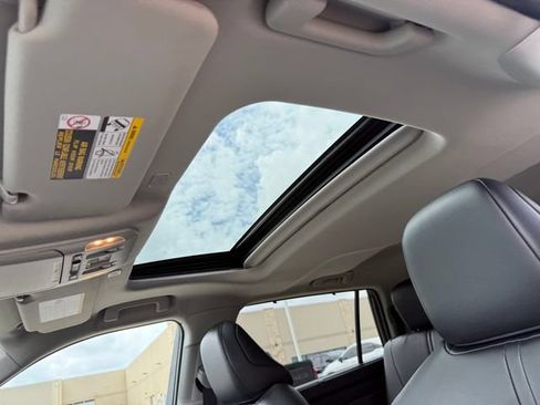Used 2025 Toyota Highlander XLE FWD image 25