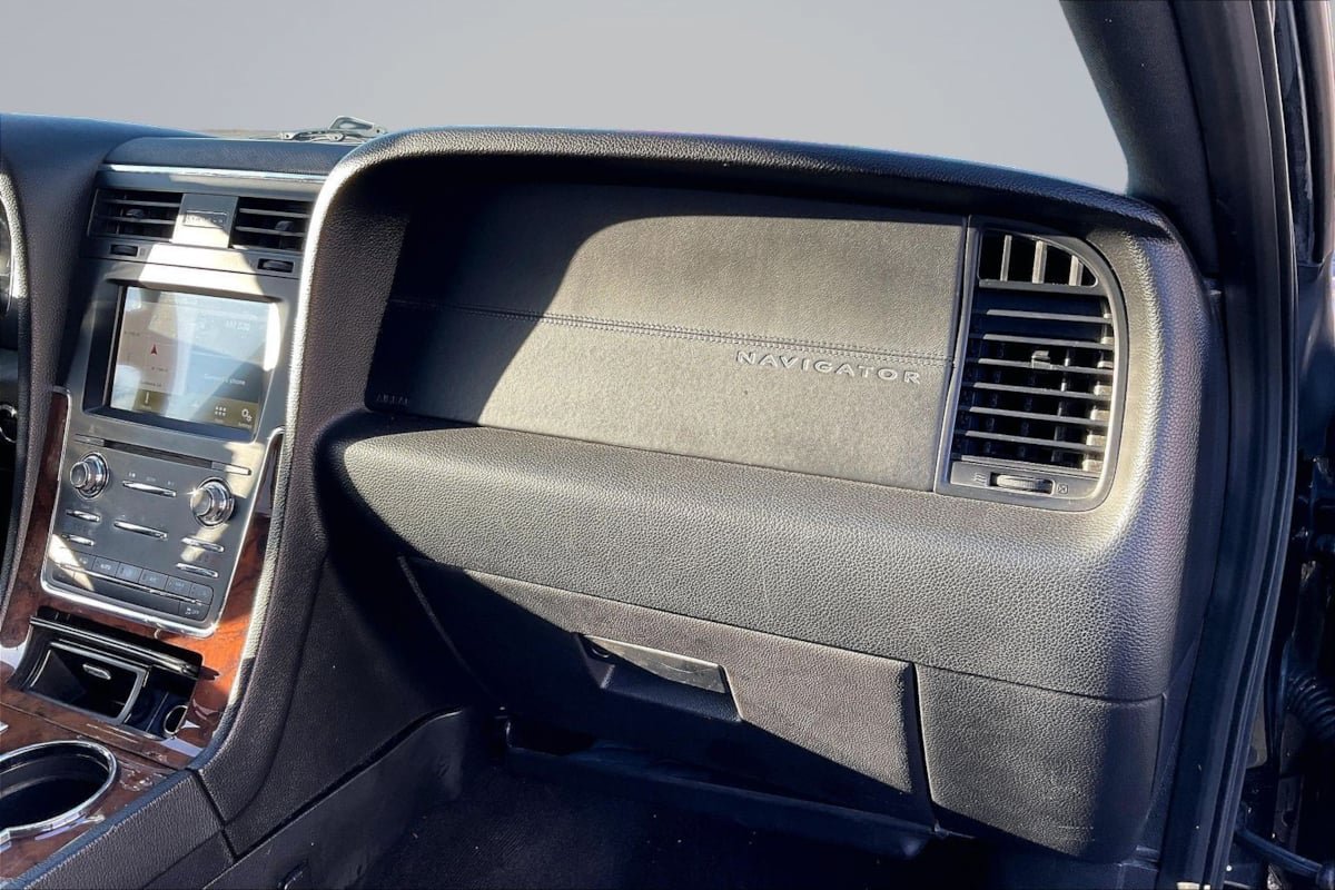 Used 2016 Lincoln Navigator Select RWD image 17