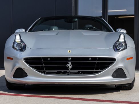 Used 2015 Ferrari California T image 4
