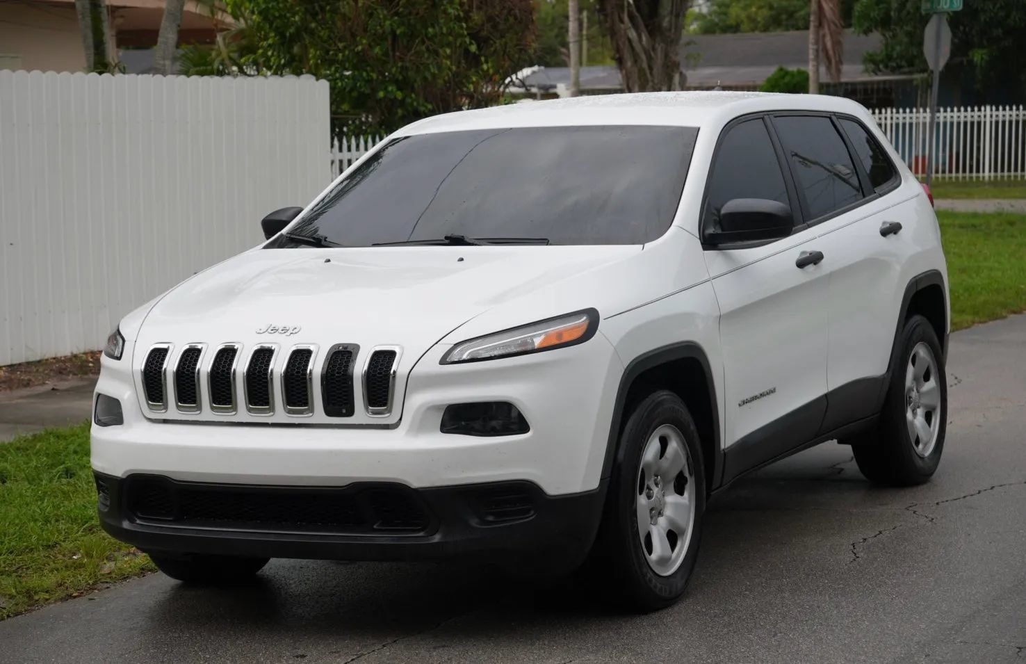 Used 2017 Jeep Cherokee Sport AWD/4WD image 5