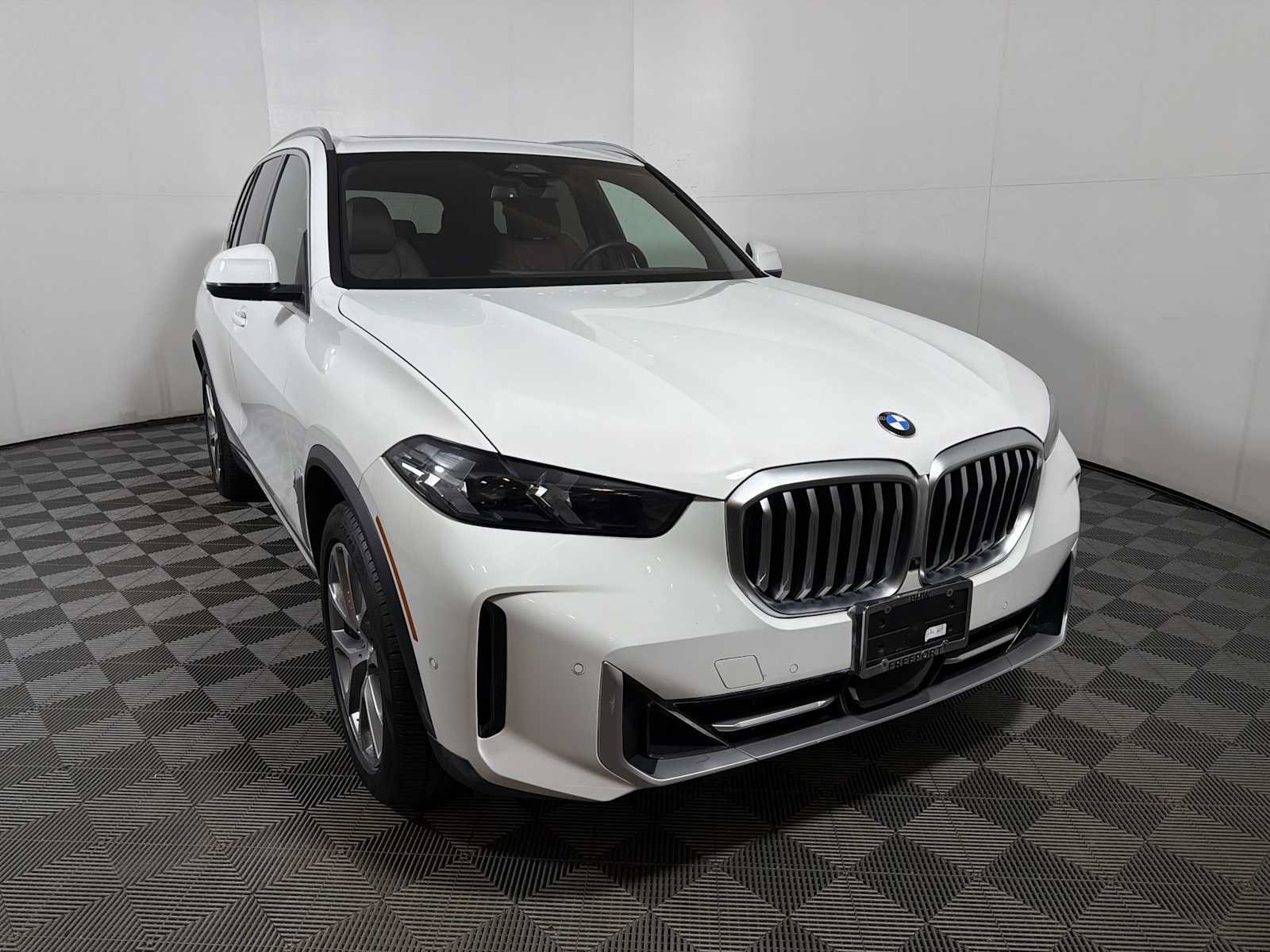 Used 2024 BMW X5 xDrive40i w/ Parking Assistance Package AWD/4WD image 2