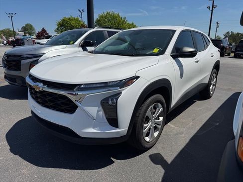 Used 2024 Chevrolet Trax LS image 9