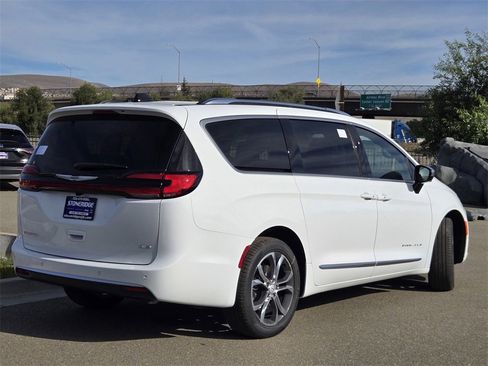 New 2026 Chrysler Pacifica Pinnacle image 3