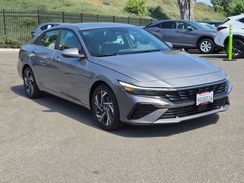 Used 2025 Hyundai Elantra SEL FWD image 3