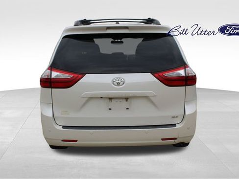 Used 2017 Toyota Sienna XLE Premium FWD image 6