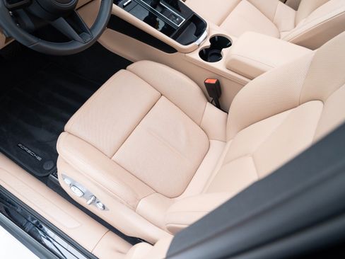 Used 2025 Porsche Macan image 16