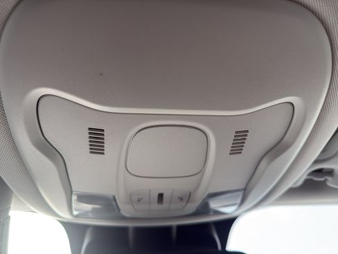 Used 2016 Jeep Renegade Latitude image 22