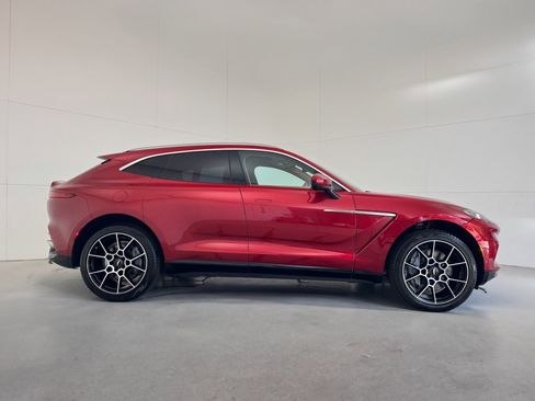 Used 2021 Aston Martin DBX image 2