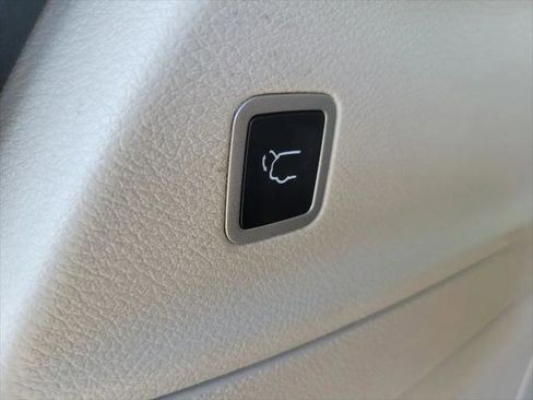 Certified 2024 Chrysler Pacifica Limited FWD image 23