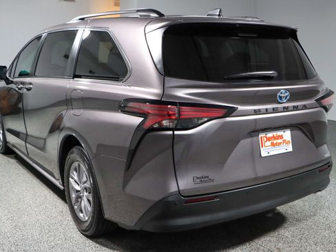 Used 2022 Toyota Sienna XLE image 9
