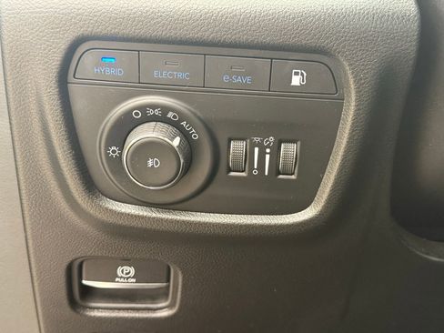 Used 2022 Jeep Grand Cherokee Overland w/ Advanced Protech Group III image 34