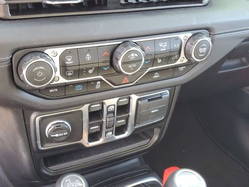 Used 2025 Jeep Wrangler Unlimited Sahara image 21