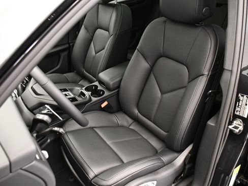 Certified 2025 Porsche Macan Turbo image 40