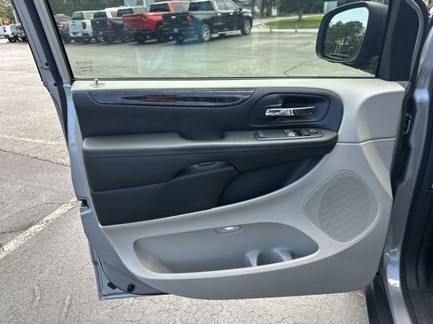 Used 2016 Dodge Grand Caravan American Value Package image 11