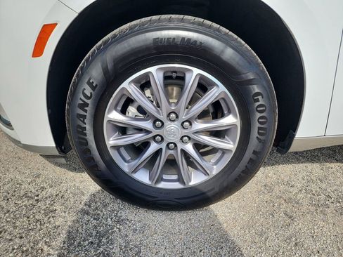 Used 2022 Buick Enclave Essence image 11