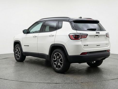 Used 2025 Jeep Compass Trailhawk image 6