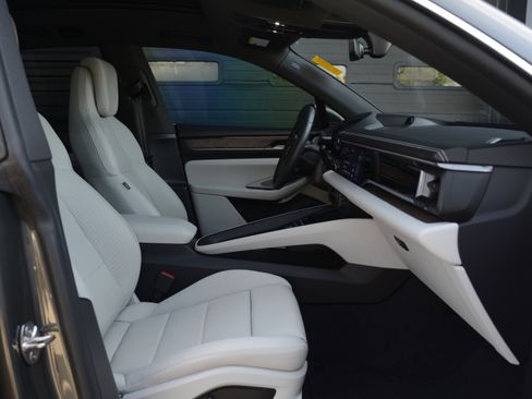 Certified 2025 Porsche Macan 4S Electric AWD/4WD image 25