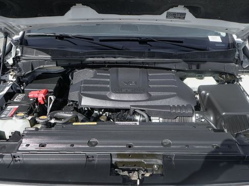 Used 2021 Nissan Titan SV image 11