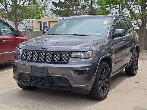 Used 2018 Jeep Grand Cherokee Altitude image 2