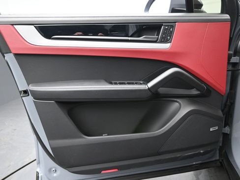 Used 2024 Porsche Cayenne image 26