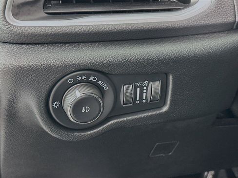 Used 2025 Chrysler Pacifica Limited FWD image 14