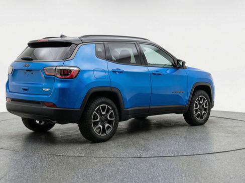 Used 2025 Jeep Compass Trailhawk image 9