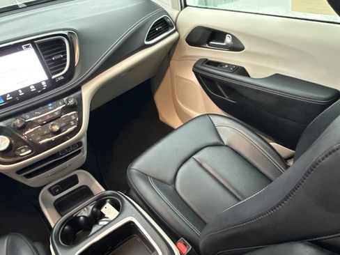 Used 2024 Chrysler Pacifica Touring-L image 21