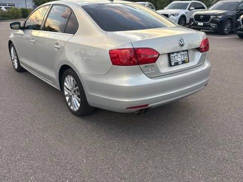 Used 2011 Volkswagen Jetta SEL FWD image 2