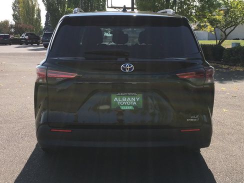 Used 2022 Toyota Sienna XLE FWD image 5