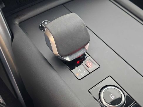Used 2024 Land Rover Discovery Dynamic SE image 30