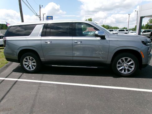 Used 2025 Chevrolet Suburban Premier AWD/4WD image 2