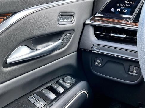 Used 2024 Cadillac Escalade Premium Luxury RWD image 34