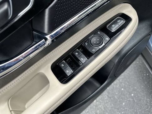 Used 2025 Lincoln Corsair AWD image 17