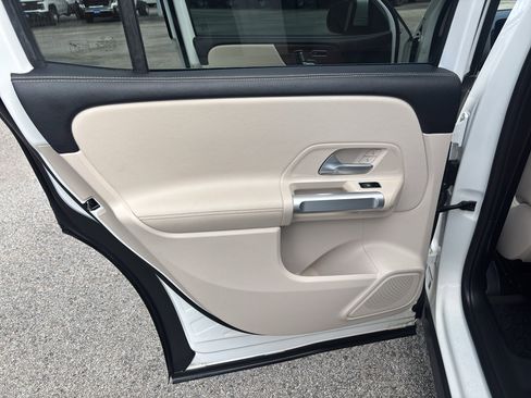 Used 2022 Mercedes-Benz GLB 250 4MATIC image 13