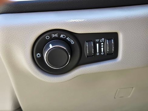 Used 2022 Chrysler Voyager LX FWD image 16