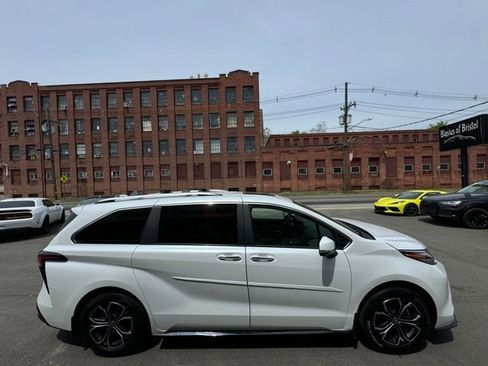 Used 2025 Toyota Sienna Platinum AWD/4WD image 25